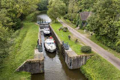 France, Nièvre, Sardy les Epiry, ladder of 16 locks on the Nivernais Canal, écluse n°14 de Pré Ardent (aerial view)