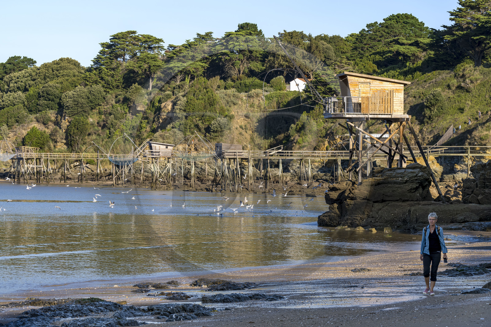 France, Loire-Atlantique (44), Baie de Bourgneuf, La Bernerie-en-Retz, cabane de pêche traditionnelle au carrelet en bordure de la plage de Crêve-coeur