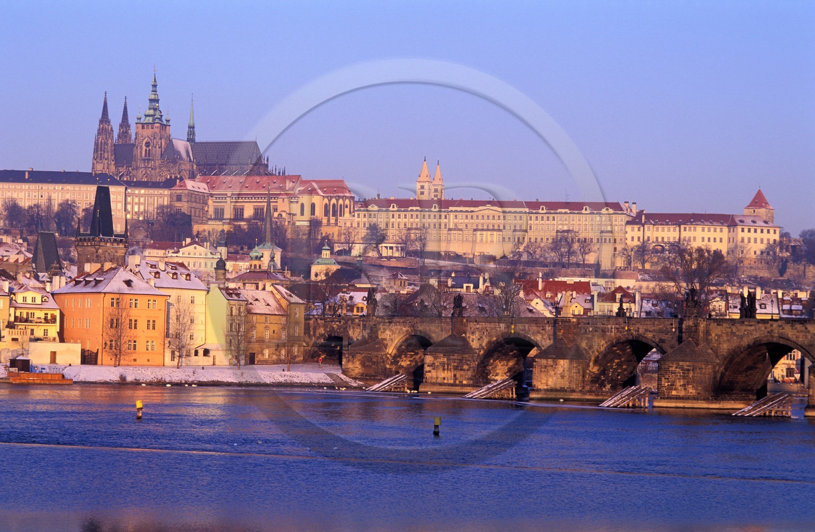 Czech Republic, Prague, Charles Bridge on the Vltava in front of Mala Strana district and Saint Vitus Cathedral (Katedrála svatého Víta) inside the Castle