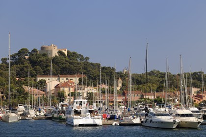 France, Var (83), Iles d'Hyères, parc national de Port-Cros, île de Porquerolles, le village et le port dominés par le fort de Sainte Agathe
