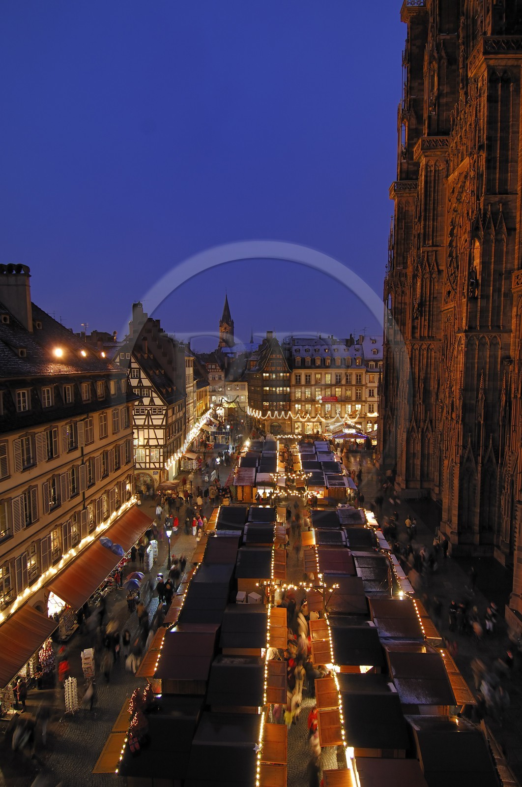 France, Bas Rhin (67), Strasbourg, cabane du marche de Noel place de la Cathedrale