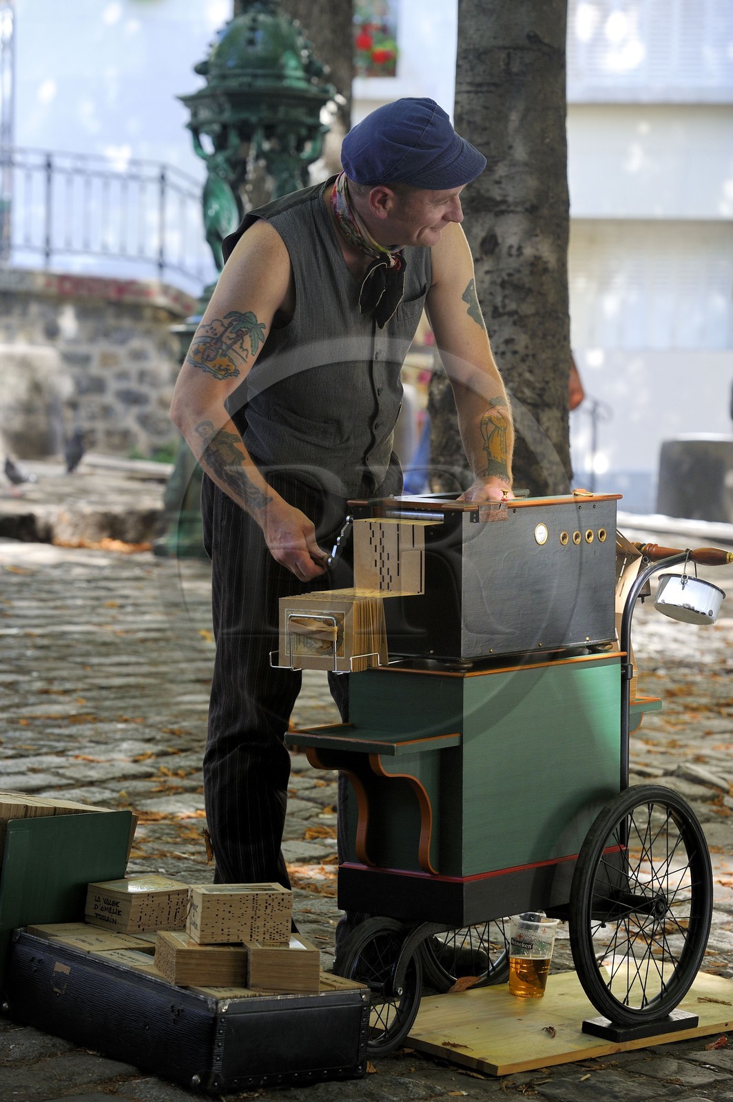France, Paris (75), Butte Montmartre, Valmy qui est musicien de rue à l'Orgue de barbarie sur la place Emile Goudeau