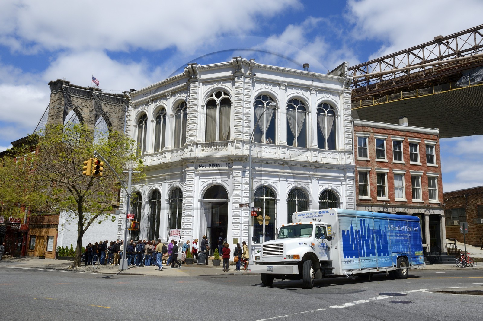 Etats-Unis, New York, Brooklyn, la célèbre Grimaldi's Pizzeria en contrebas du Brooklyn Bridge