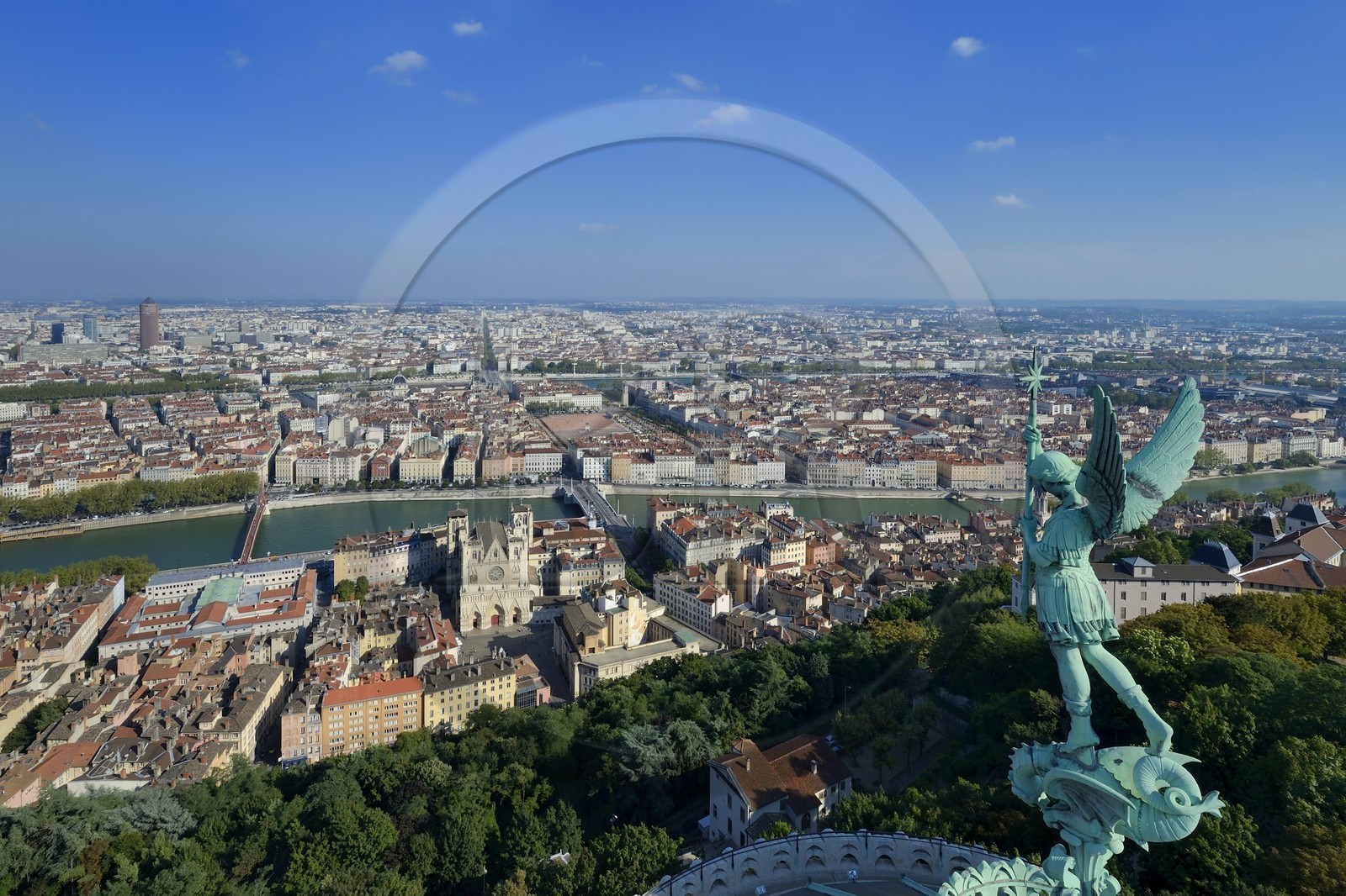 France, Rhône (69), Lyon, site historique classé Patrimoine Mondial de l'UNESCO, Vieux Lyon, la statue de Saint Michel Archange terrassant le dragon sculptée par Millefaut sur l'abside de la Basilique Notre Dame de Fourvière en premier plan, la cathédrale (primatiale) Saint Jean et le quartier de la Presqu'Ile en arrière plan