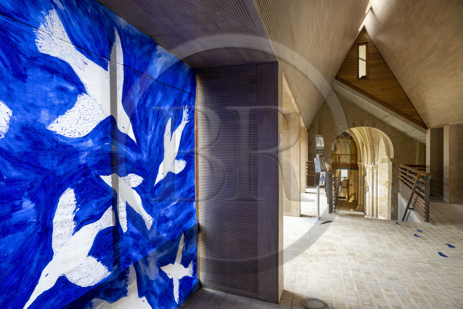 France, Nièvre (58), Nevers, musée de la Faïence et des Beaux-Arts installé dans les vestiges de l'abbaye Notre-Dame, Blue Gravity   la Cage aux Oiseaux (2024) à gauche