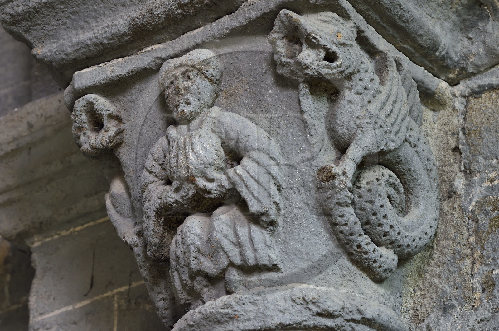 France, Haute-Loire (43), Chanteuges, abbaye Bénédictine du XIIe siècle, l'église abbatiale, theme de l'avare ici guetté par deux dragons ailés sortis de l'enfer sur un chapiteau