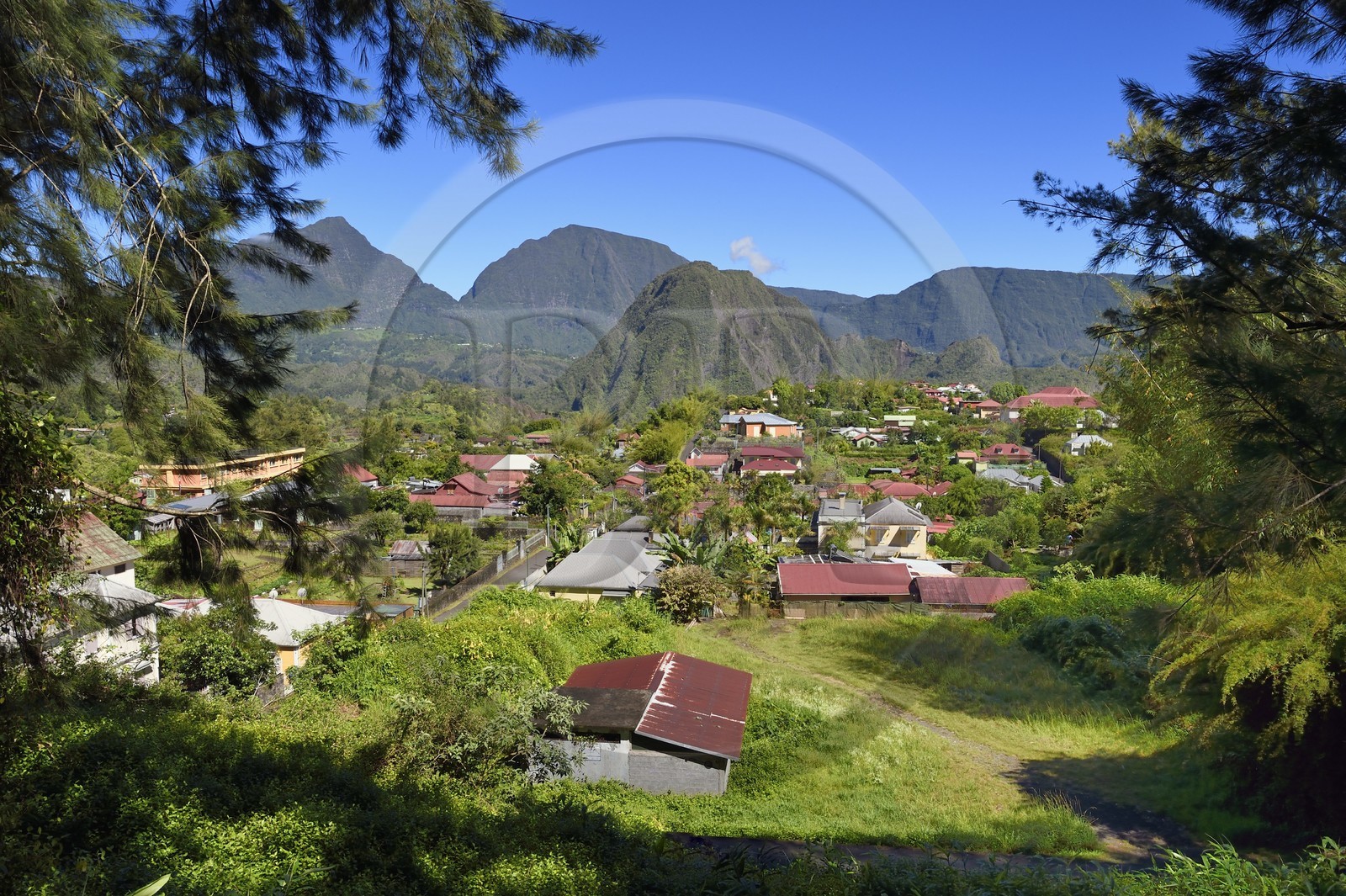 France, Ile de la Reunion, Cirque de Salazie, classé Patrimoine Mondial de l'UNESCO, Hell-Bourg, labellisé les Plus Beaux Villages de France, le Piton d'Anchaing en arrière plan