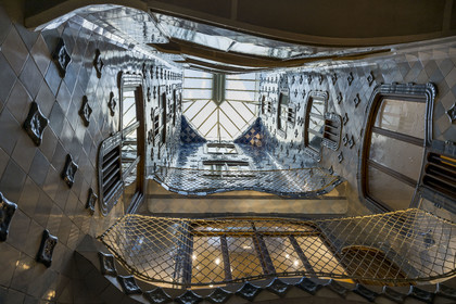 Espagne, Catalogne, Barcelone, quartier de l'Eixample, Passeig de Gracia, Casa Batllo de l'architecte du modernisme catalan Antoni Gaudi, site classé au Patrimoine Mondial de l'UNESCO, cour intérieure