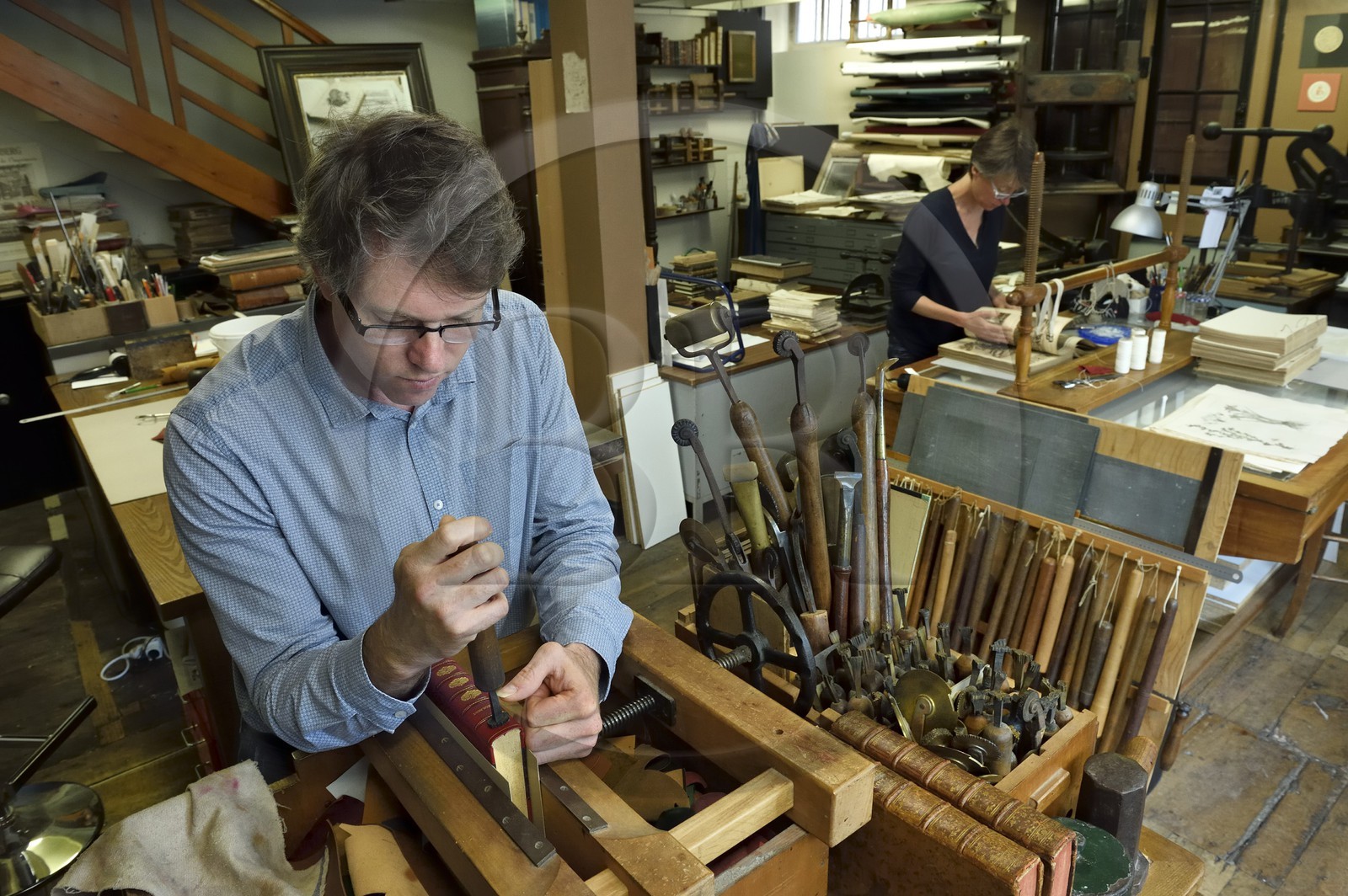 France, Dordogne (24), Périgord Blanc, Périgueux, Christophe et Nathalie Legrand dans leur atelier de reliure d'Art, dorure et cartonnage