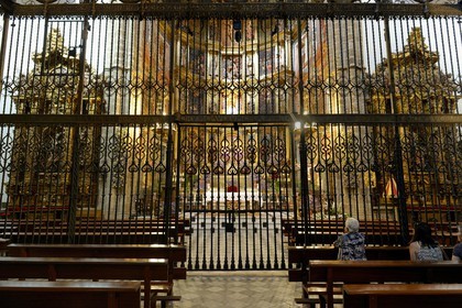 Espagne, Estremadure, Guadalupe, monastère royal de Santa Maria de Guadalupe classé Patrimoine mondial de l'UNESCO, grille protégeant le retable du sanctuaire