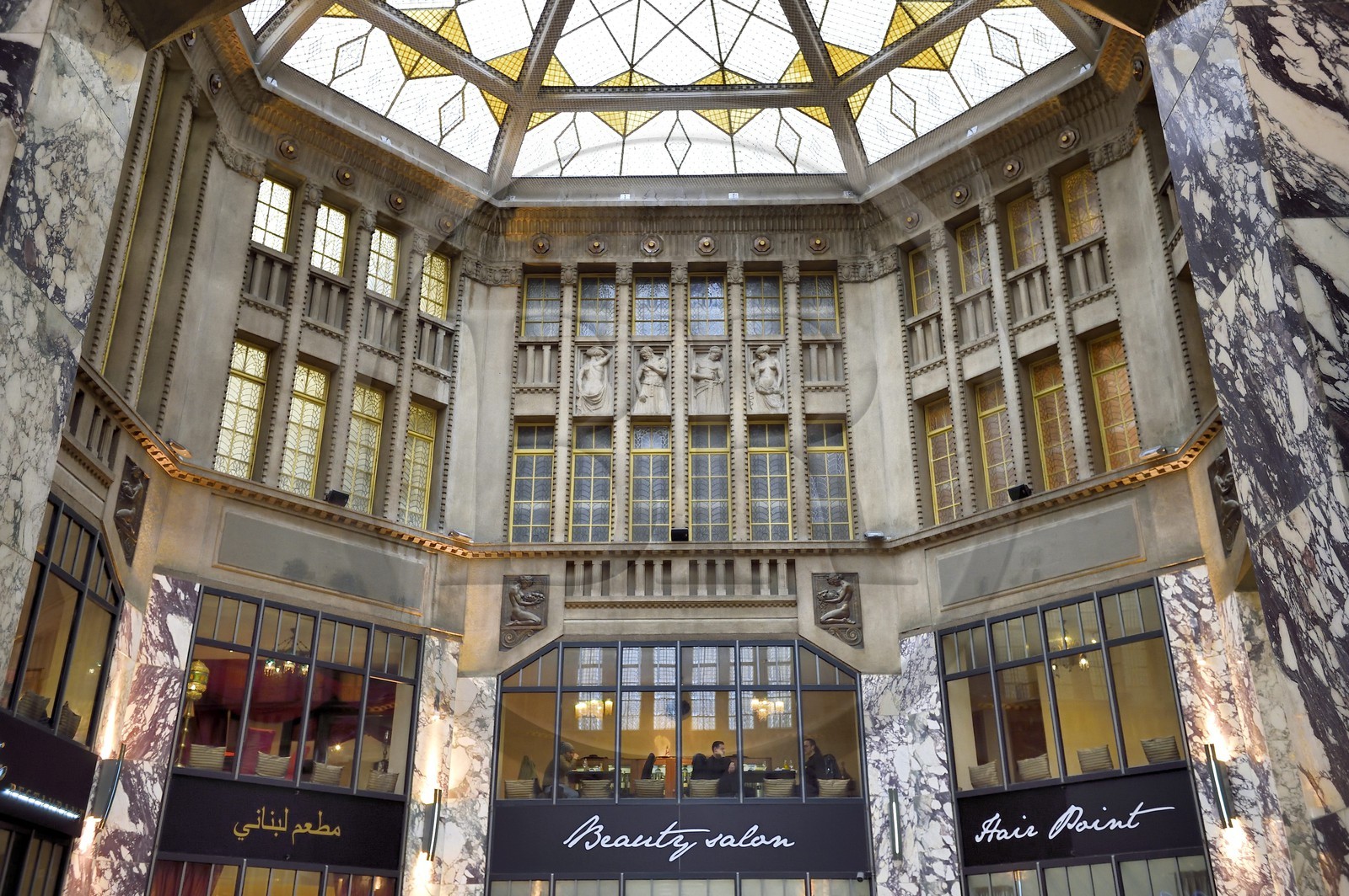 République Tchèque, Prague, Nove Mesto, galerie marchande du palais Koruna (1910-1914) à l'angle de la place Venceslas, entre Art Nouveau et Art Deco