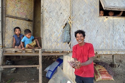 Philippines, Calamian Islands in northern Palawan, Uson Island in Coron Bay, village of Barangay Lajala, Lando Magahon family, Tagbanua fisherman of seaweed