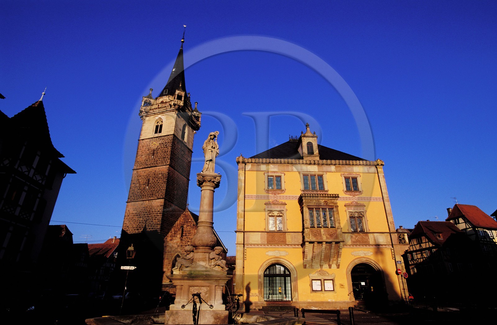 France, Bas-Rhin (67), Obernai, place du marché, la tour de la chapelle, la fontaine Sainte-Odile et l' Hôtel de ville