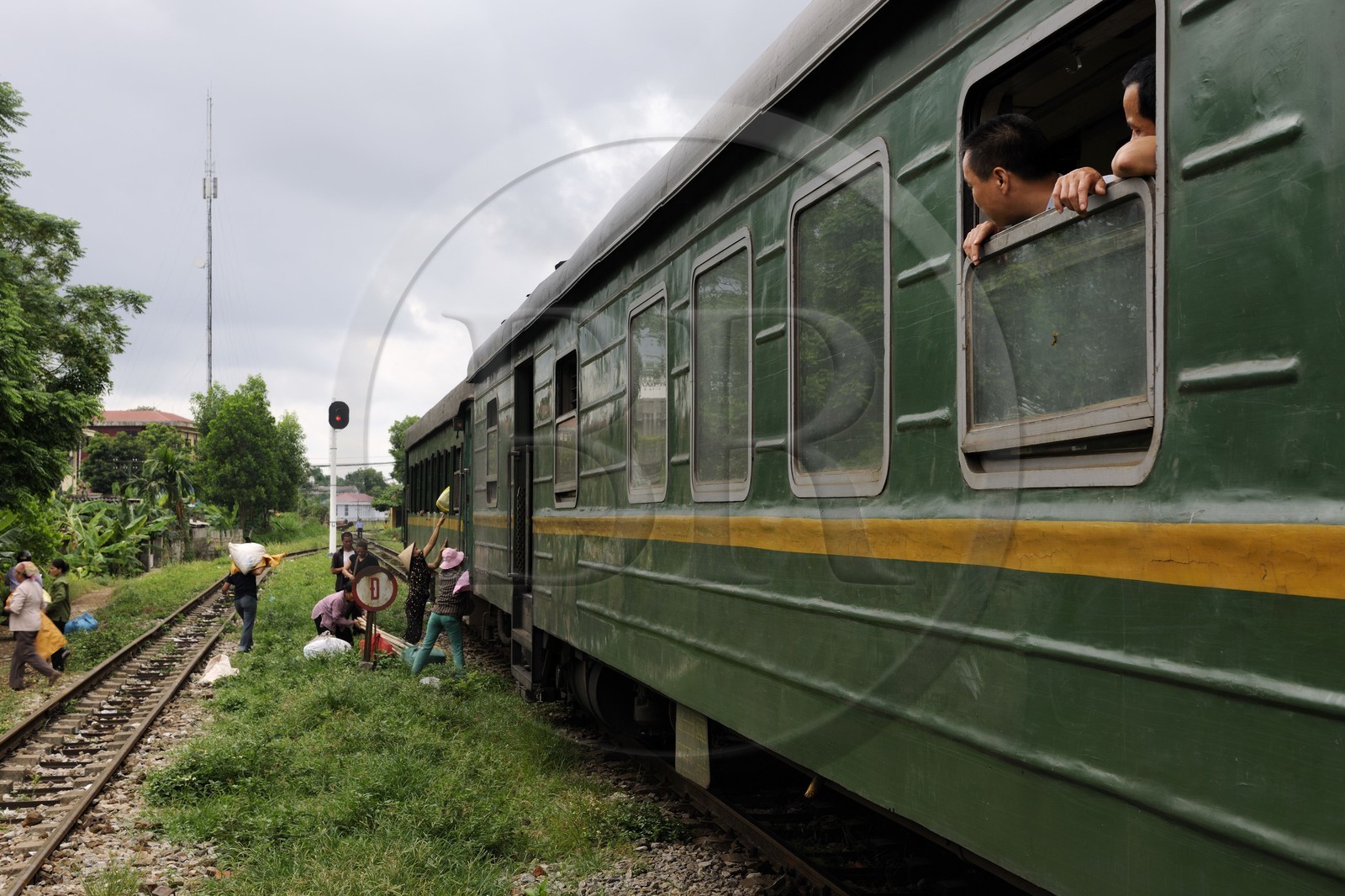 Vietnam, train de jour de Lao Cai à Hanoï, embarquement de marchandises dans une gare