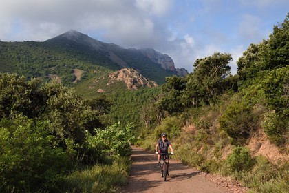France, Var (83), Agay commune de Saint-Raphaël, massif de l'Estérel, cycliste au col de l'évèque et montagne de la Sainte-Baume en arrière plan