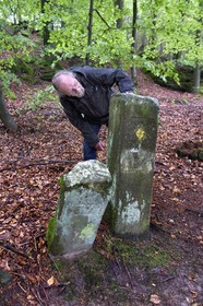 France, Bas-Rhin (67), Parc Naturel régional des Vosges du Nord, La Petite Pierre, borne de parcelles datant de 1674, le guide-conférencier et conteur Georges Gerlinger