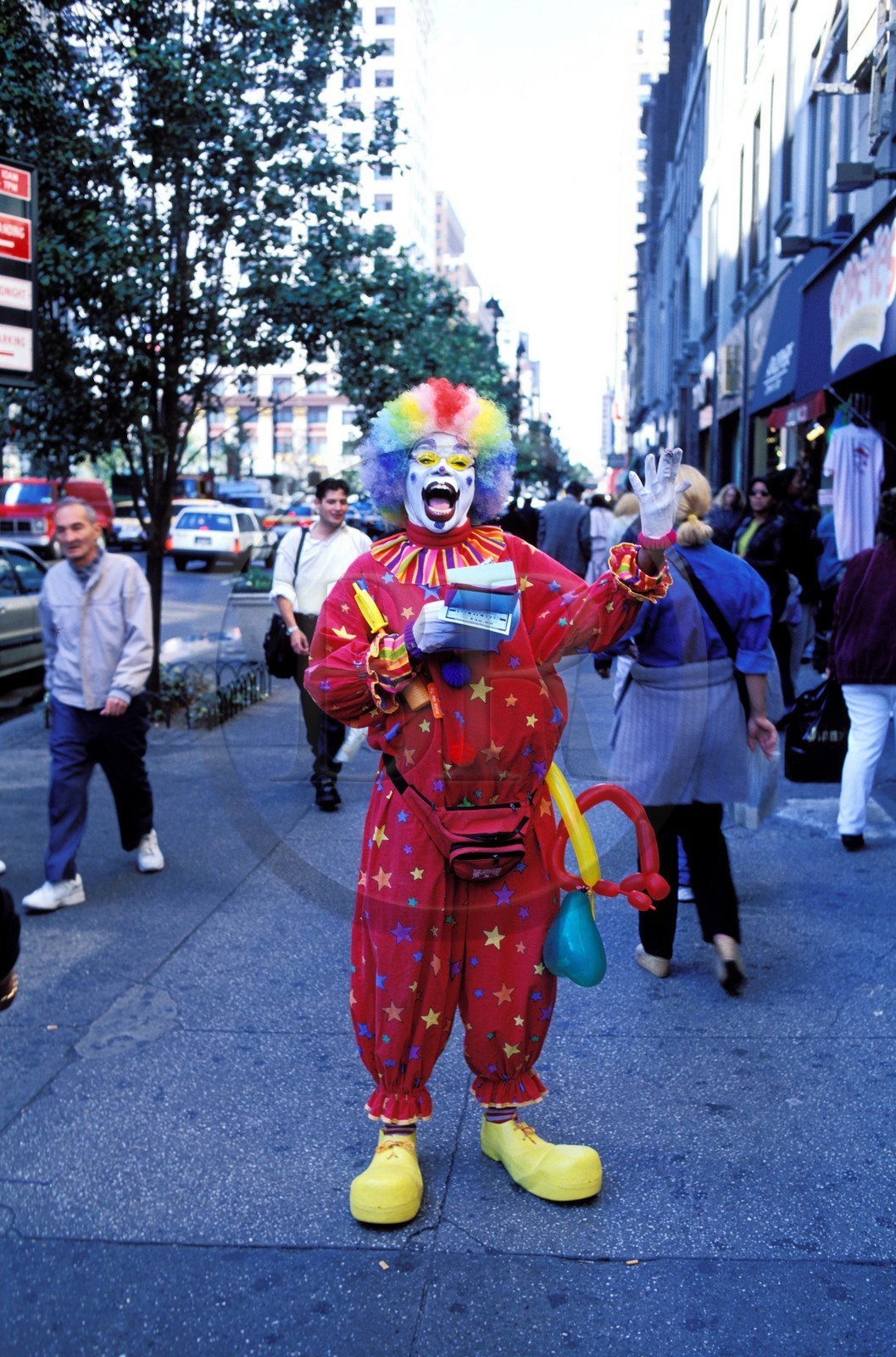 Etats-Unis, New York, Manhattan, Broadway et 34ème rue, clown fait la promotion d'un magasin