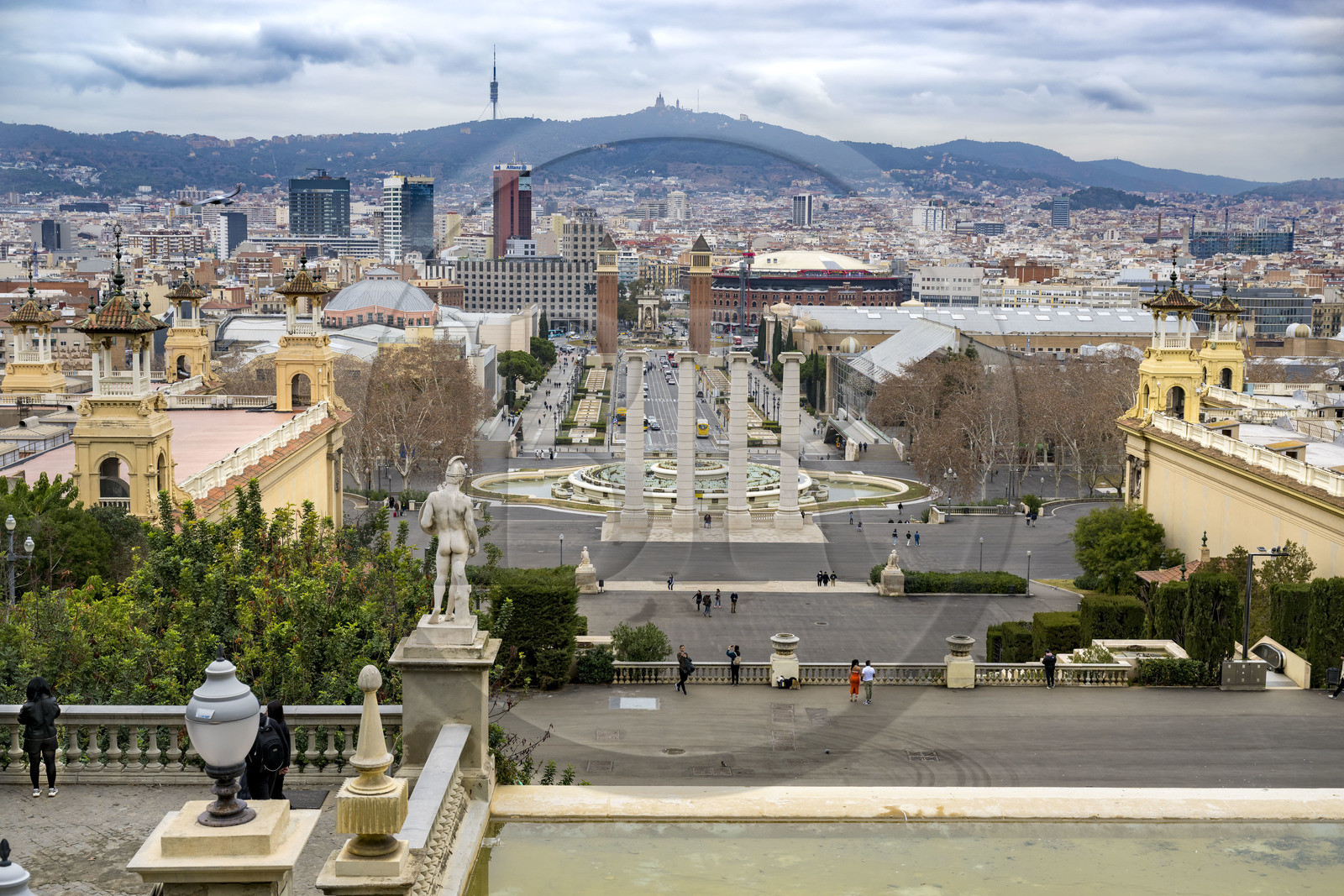 Espagne, Catalogne, Barcelone, colline de Montjuic, les 4 vieilles colonies par l'architecte Puig i Cadafalch devant la place d'Espagne (Plaça de Espanya) et l' Avenida de la Reina Maria Cristina