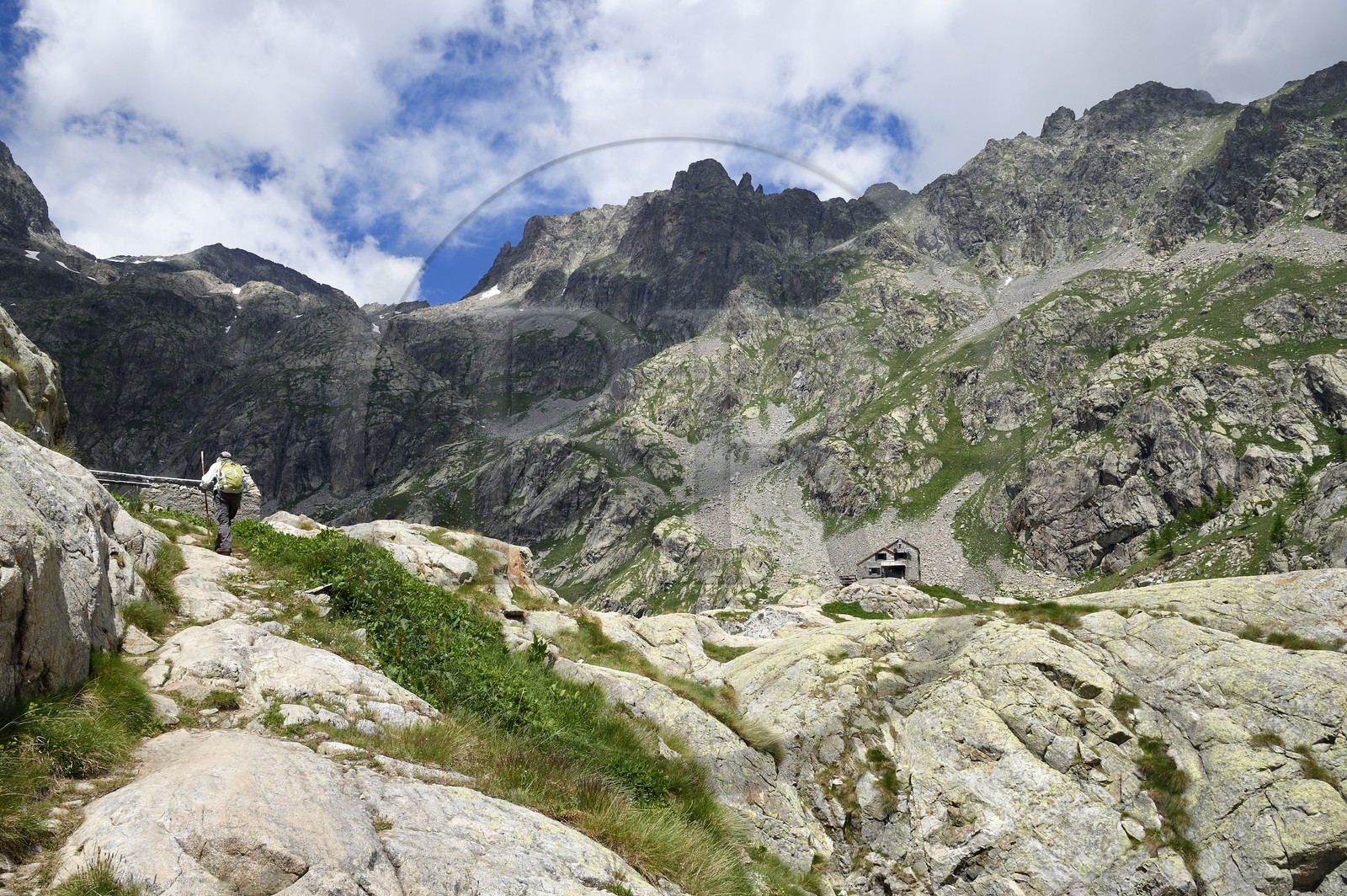 France, Alpes-Maritimes (06), parc national du Mercantour, vallée de la Valmasque, le refuge de la Valmasque (FFCAM) à 2233m et la Brèche de la Charnassère en arrière plan