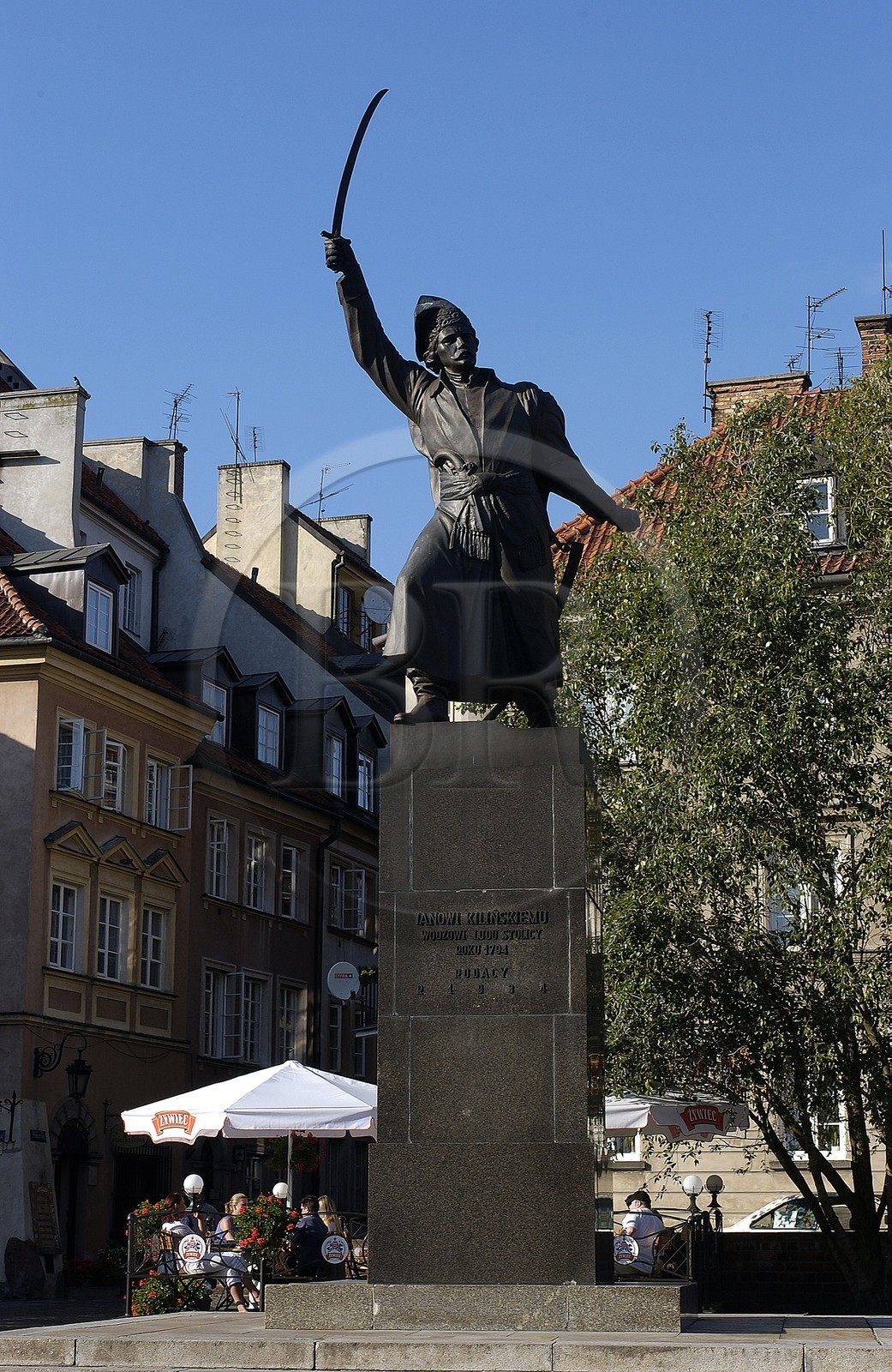 Pologne, Varsovie, la vieille ville, statue d'un heros le long de l'ancienne muraille