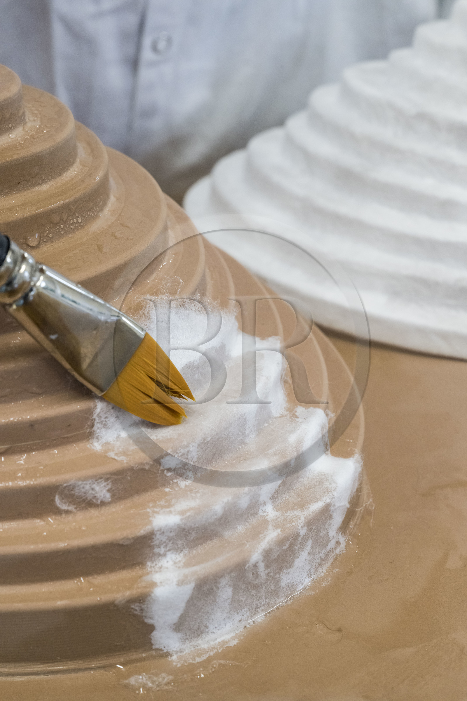 France, Gard (30), Bagard, l'Atelier Sericyne, production de soie d'exception et intissée pour la réalisation d'objets de décoration et d'art de vivre en soie, mise en place d'une pièce de fils de soie sur un moule avec une application au pinceau et à l'eau