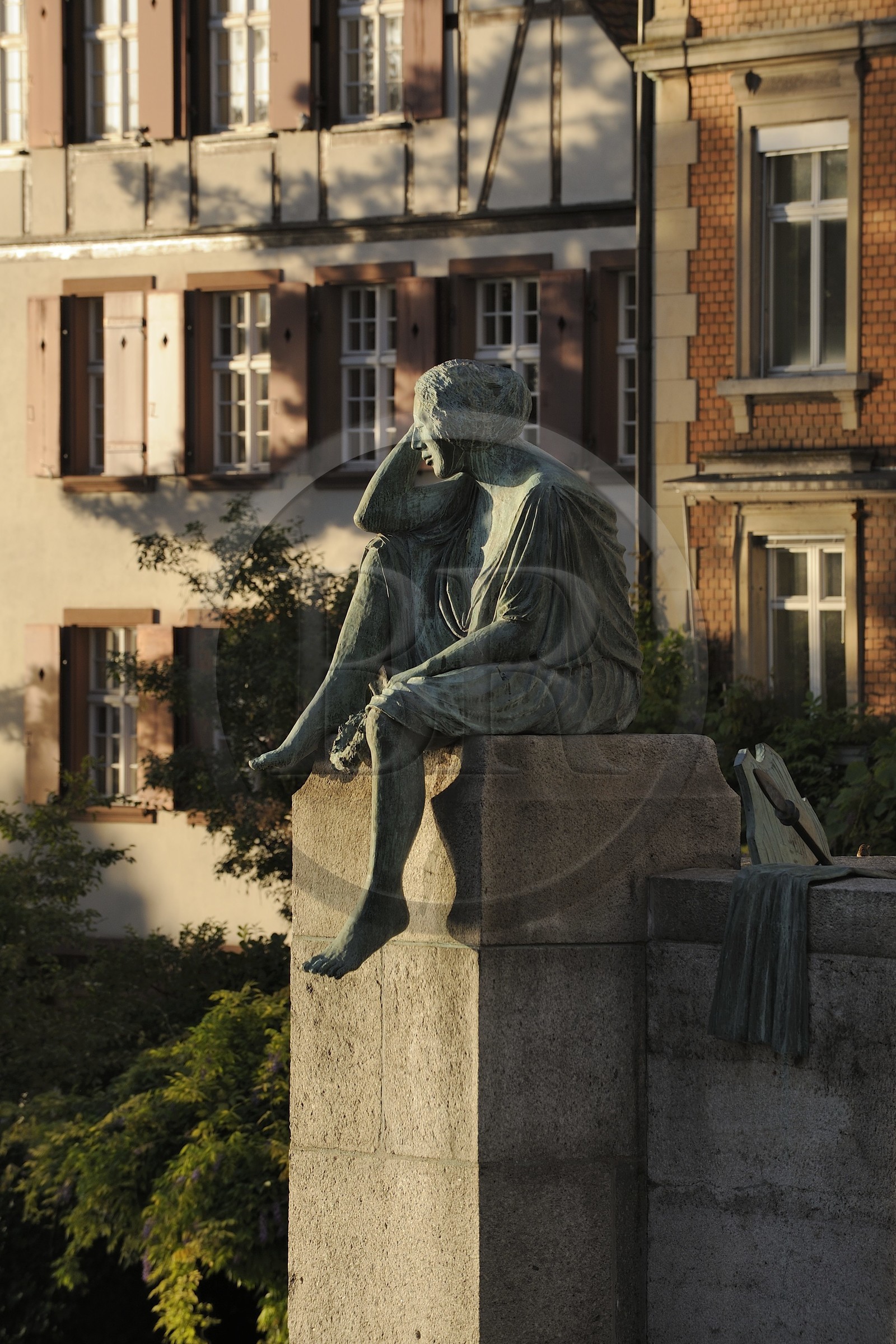 Suisse, Bâle, Helvetia qui est l'allégorie féminine symbolisant la Suisse assise sur la Mittlere Brücke