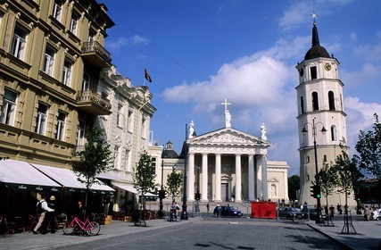 Lituanie (Pays Baltes), Vilnius, la cathédrale et le beffroi au bout de l' avenue Gedimino prospectas