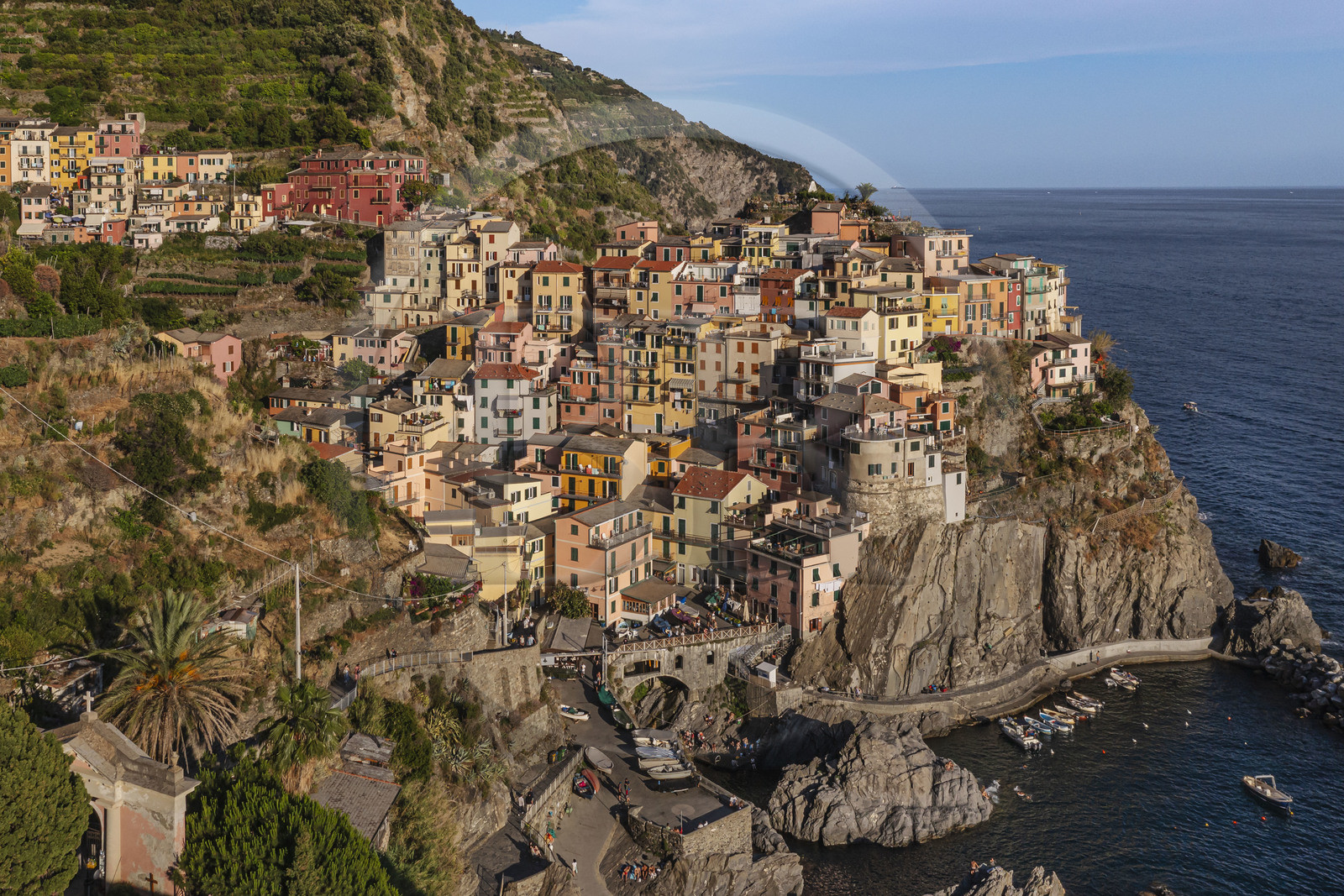Italie, Ligurie, Cinque Terre, parc national des Cinque Terre classé Patrimoine Mondial de l'UNESCO, village de Manarola et son port (vue aérienne)