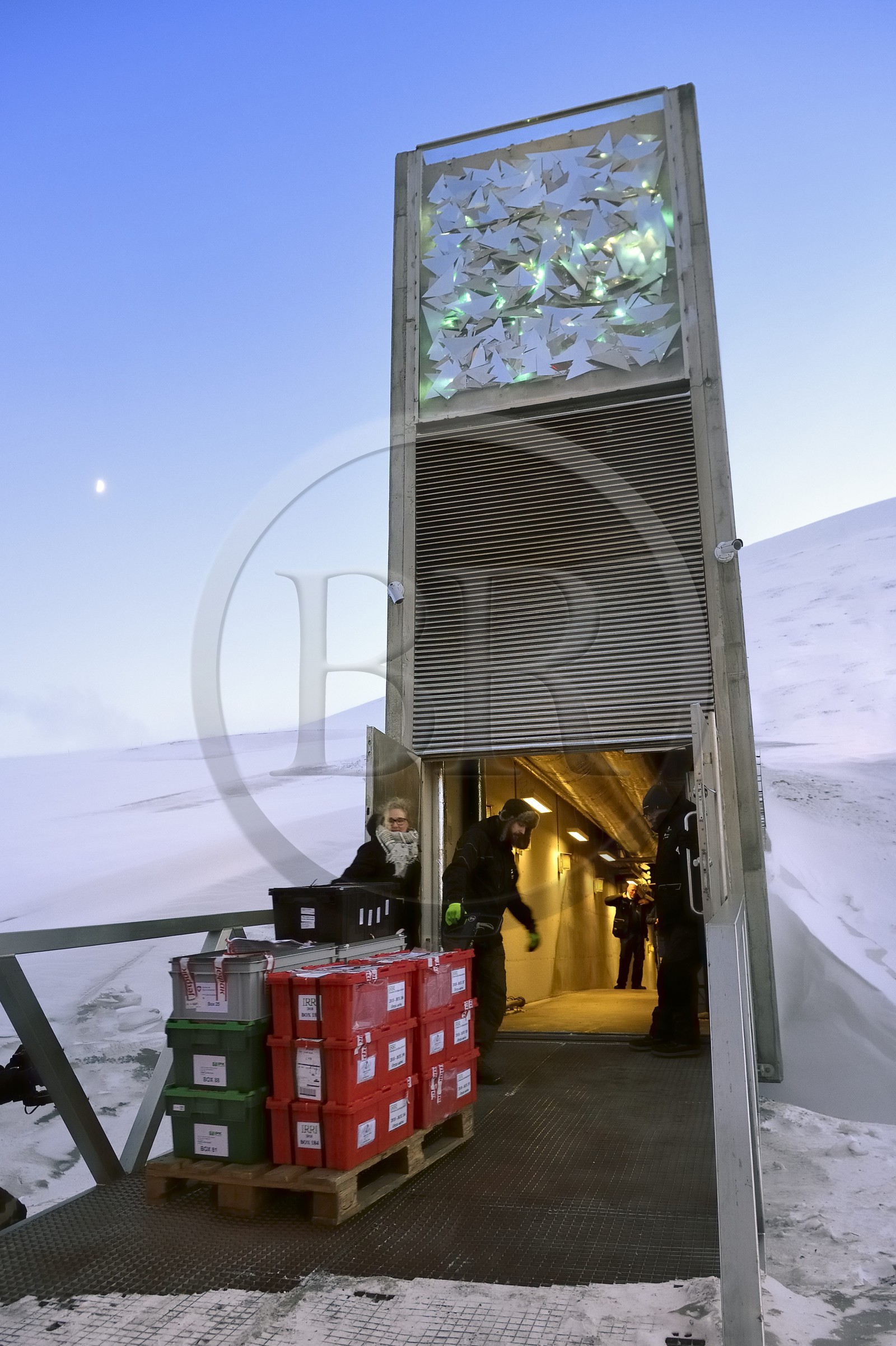 Norvège, Svalbard, Spitzberg, Longyearbyen, la Réserve mondiale de semences du Svalbard (banque de graines du Global Seed Vault) permet une sauvegarde de sécurité pour les collections existantes de banques de gènes, livraison des semences par NordGen