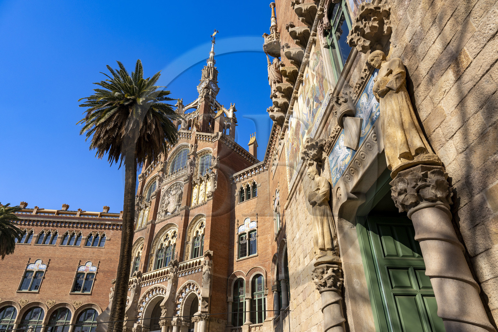 Espagne, Catalogne, Barcelone, quartier d'El Guinardo, ancien Hospital de la Santa Creu i de Sant Pau classé Patrimoine Mondial de l'UNESCO, de style moderniste par l'architecte Domenech i Montaner, aujourd'hui un musée et un centre culturel, batiment de l'administration