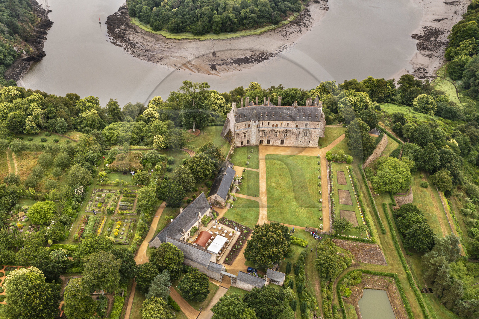 France, Côtes d'Armor (22), Ploezal, chateau de La Roche-Jagu et ses jardins au bord de la Trieux, le jardin médicinal sur la gauche (vue aérienne)
