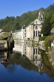 France, Dordogne (24), Brantôme, la Dronne et l'abbaye bénédictine Saint-Pierre de Brantôme