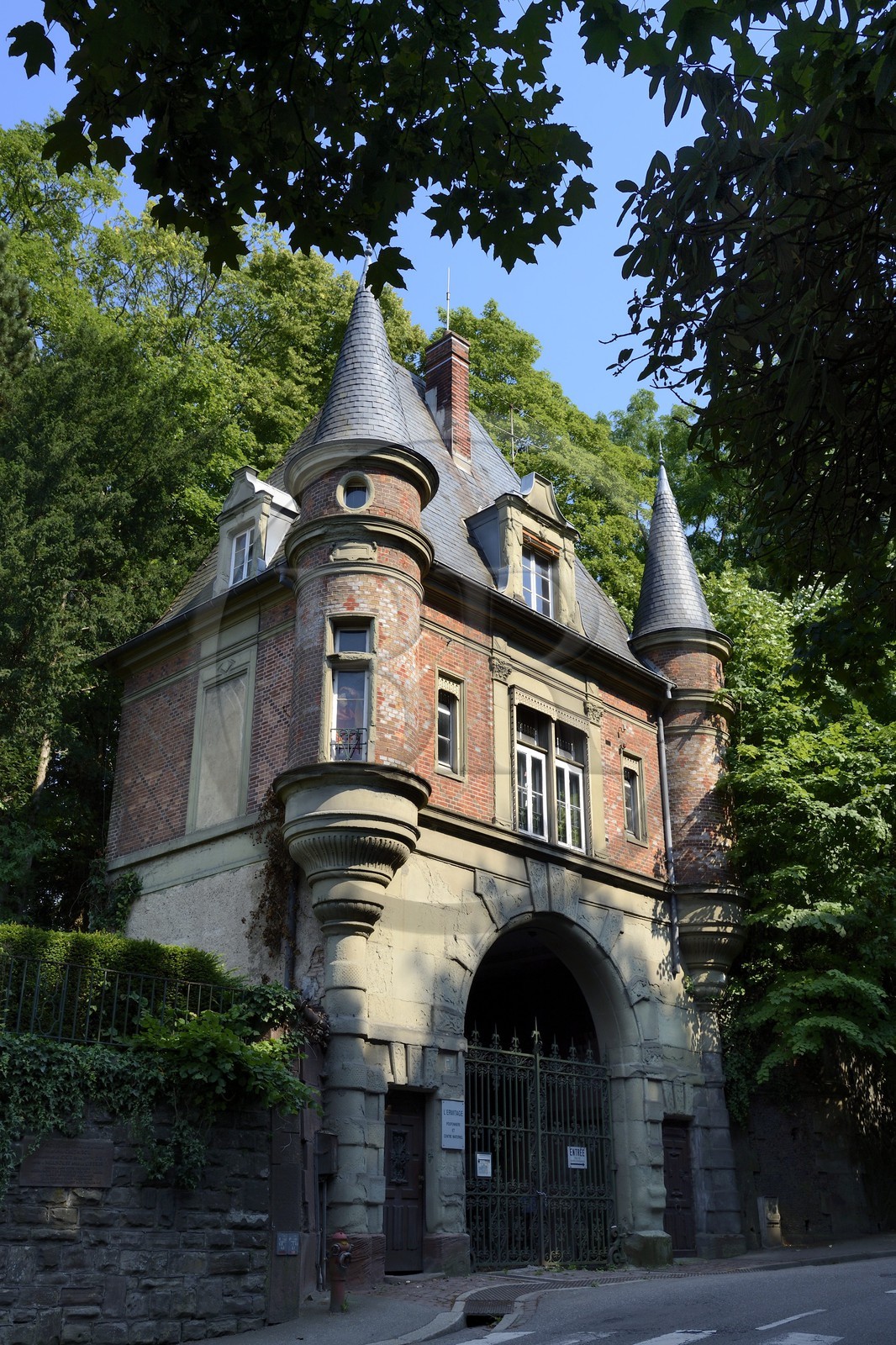 France, Haut-Rhin (68), Mulhouse, quartier du Rebberg, villa l'Ermitage construite entre 1866 et 1868 pour l'industriel Alfred Koechlin Schwartz, le portail d'entrée