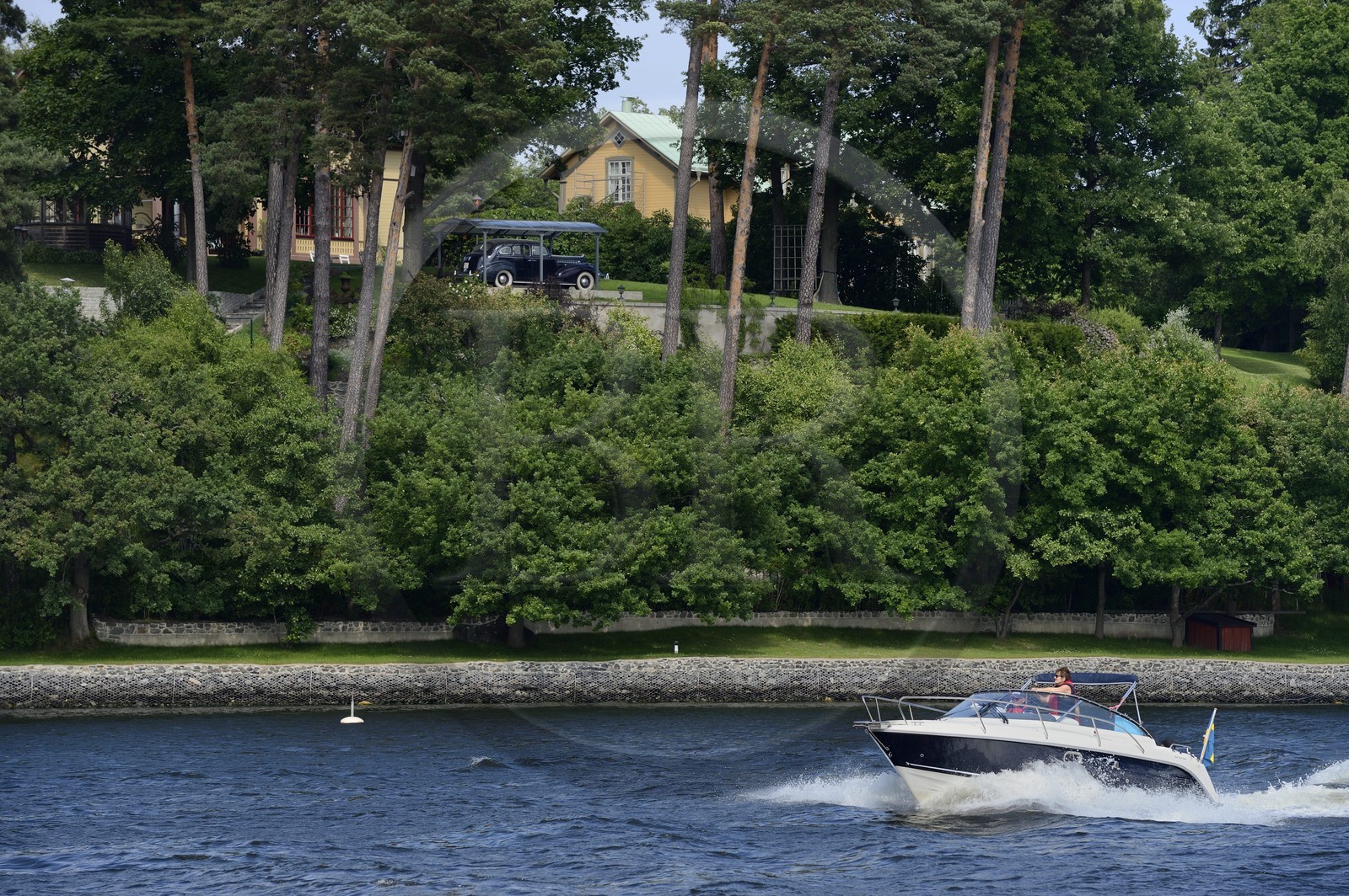 Suède, archipel de Stockholm, Lännerstasundet, hors-bord, belle villa et voiture de collection