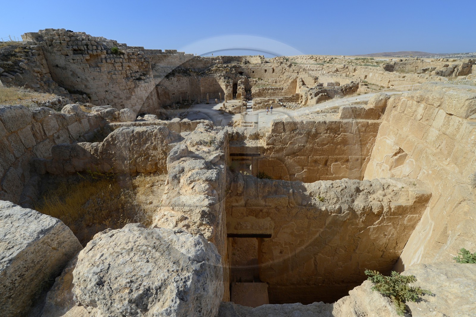 Israel, Cisjordanie, l'Hérodion, colline artificiellement exhaussée qui abrite les ruines d'un palais fortifié construit par le roi Hérode Ier le Grand (site classé Parc National), l'intérieur du cratère