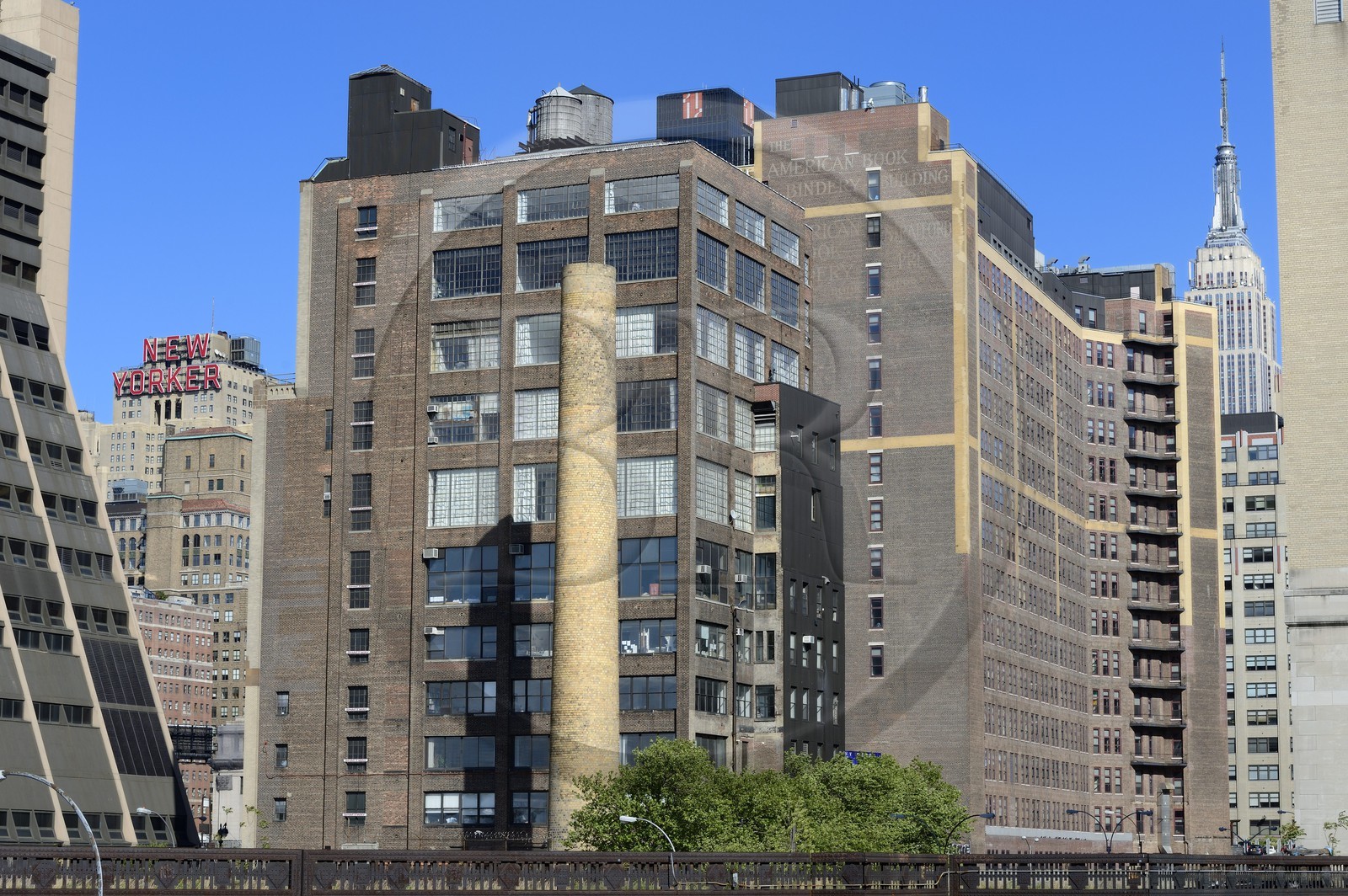 Etats-Unis, New York, Manhattan, New Yorker hotel au carrefour de la 8th Avenue et 34th Street, l'Empire State Building sur la droite
