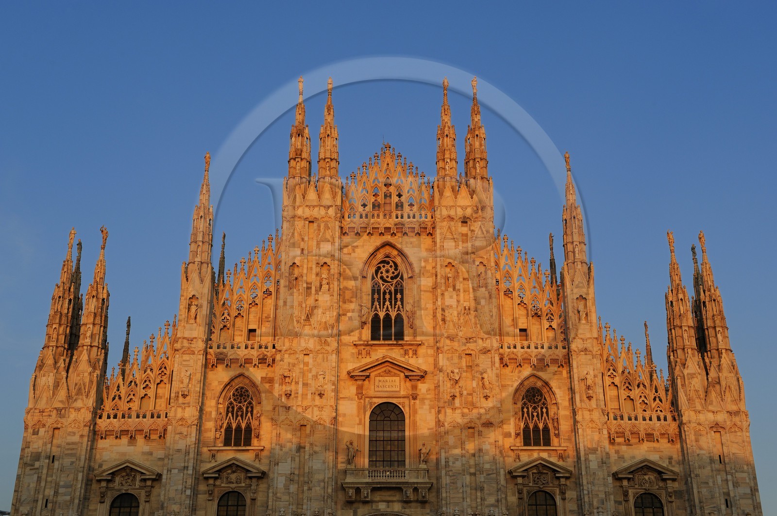 Italie, Lombardie, Milan, le Duomo dans le centre historique, cathédrale de style gothique flamboyant au coucher de soleil