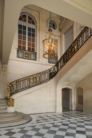 France, Yvelines (78), château de Versailles, classé Patrimoine Mondial de l'UNESCO, le domaine de Marie-Antoinette, le Petit Trianon, le grand escalier de pierre avec sa rampe en fer forgé