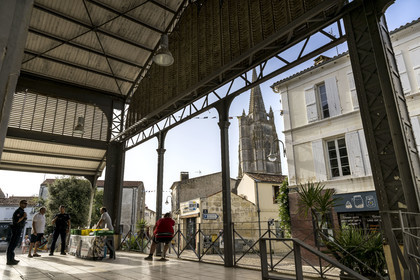 France, Charente-Maritime (17), Saintonge, Marennes-Hiers-Brouage, le marché couvert et l'église Saint-Pierre-de-Sales dans le centre ville de Marennes