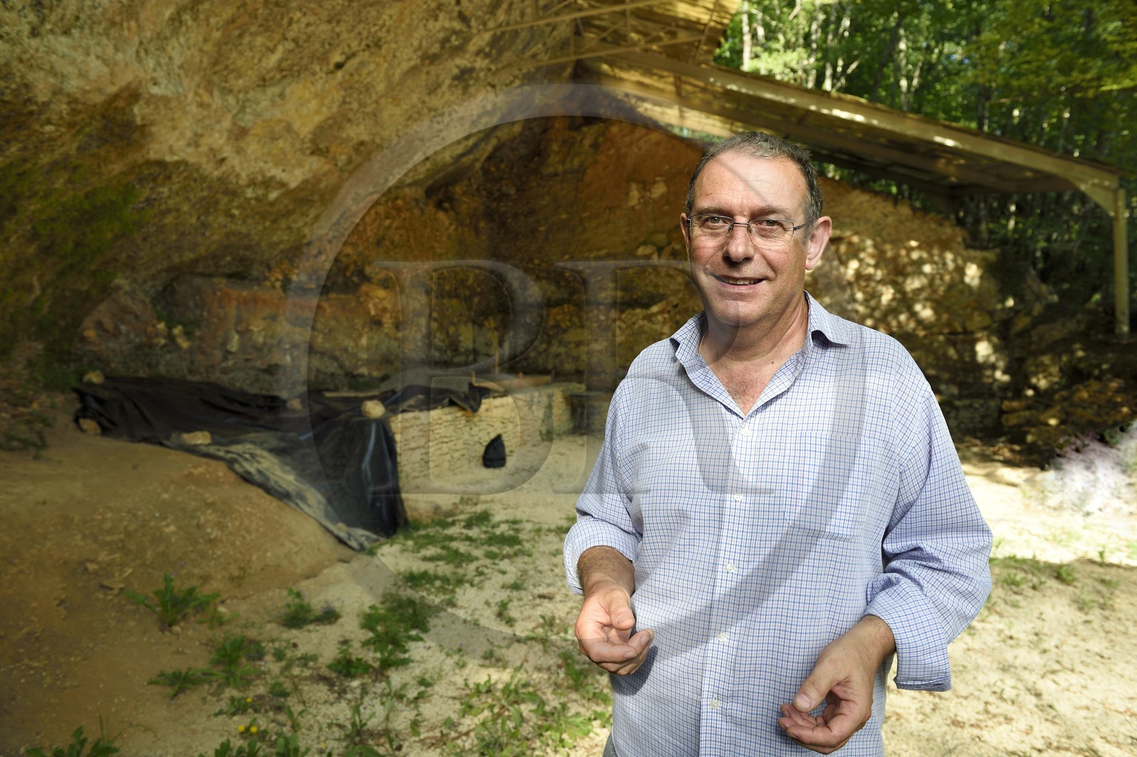 France, Dordogne (24), Périgord Noir, vallée de la Vézère, Les Eyzies-de-Tayac-Sireuil, site classé Patrimoine Mondial de l'UNESCO, abri préhistorique de la Ferrassie où a été découvert les restes de 7 Néandertaliens, le conservateur du Musée National de la Préhistoire Alain Turq et responsable de fouilles