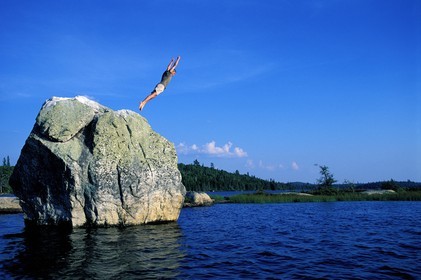 Canada, province de Québec, Réserve faunique de la Vérendrye, Grand Lac Victoria, plongeon d' un rocher surplombant le lac