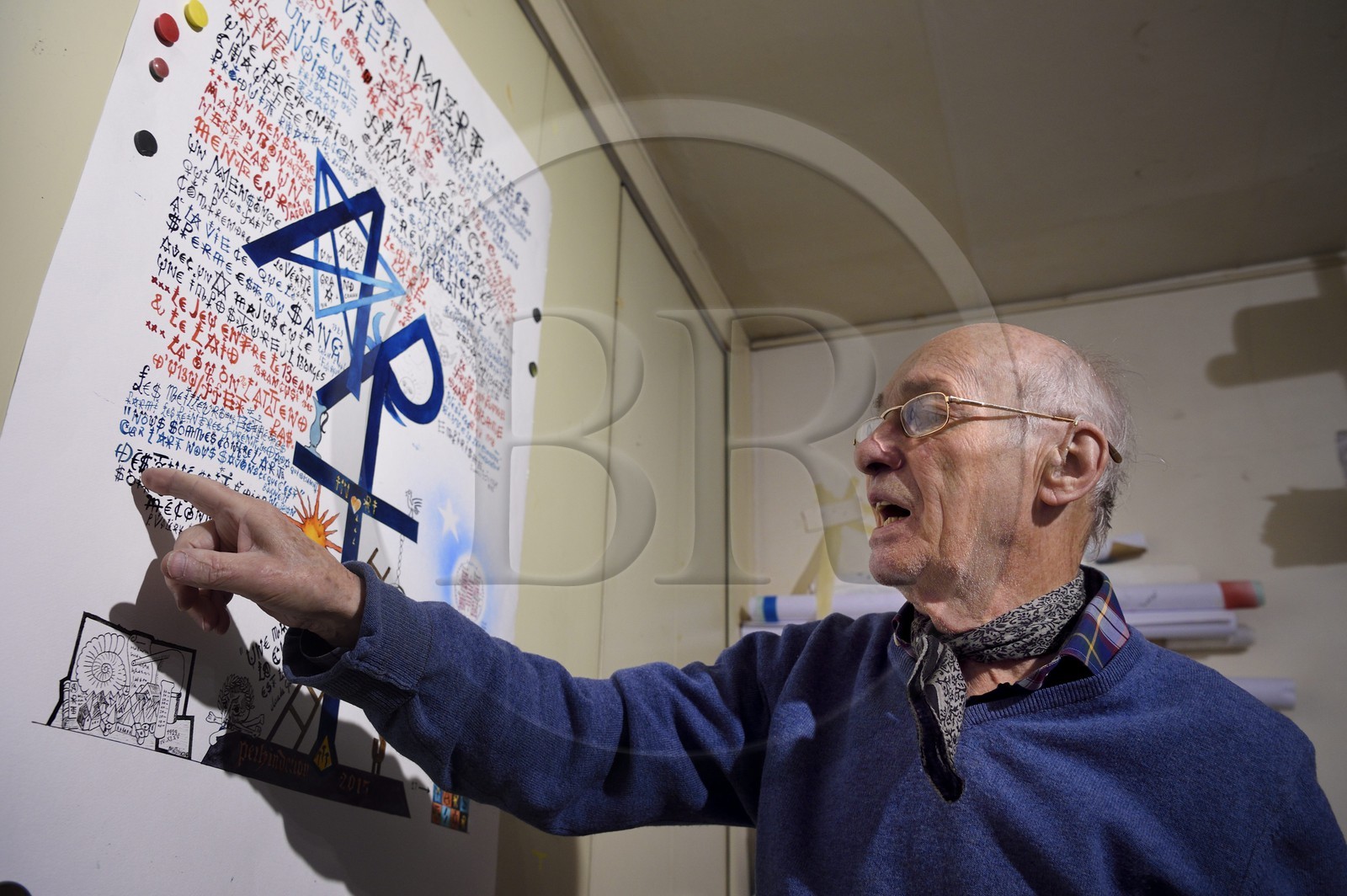 France, Paris (75), l'artiste Jacques Villeglé dans son atelier