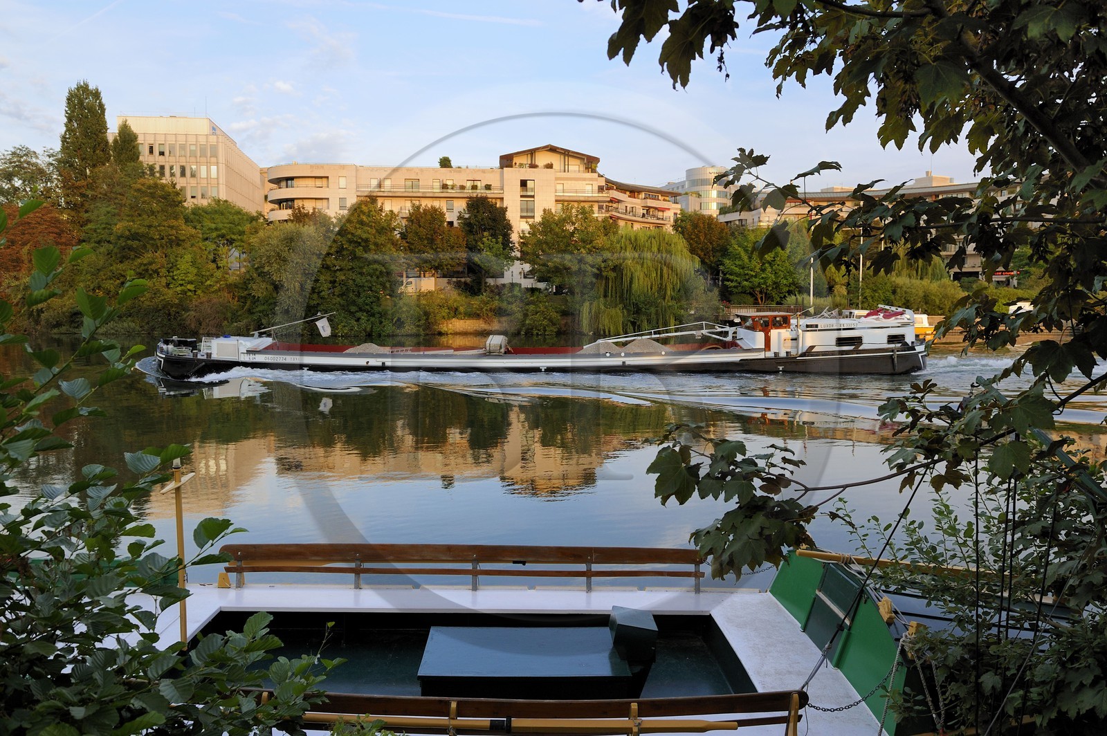 France, Yvelines (78), Chatou, l'ile des Impressionnistes, passage d'une péniche sur la Seine