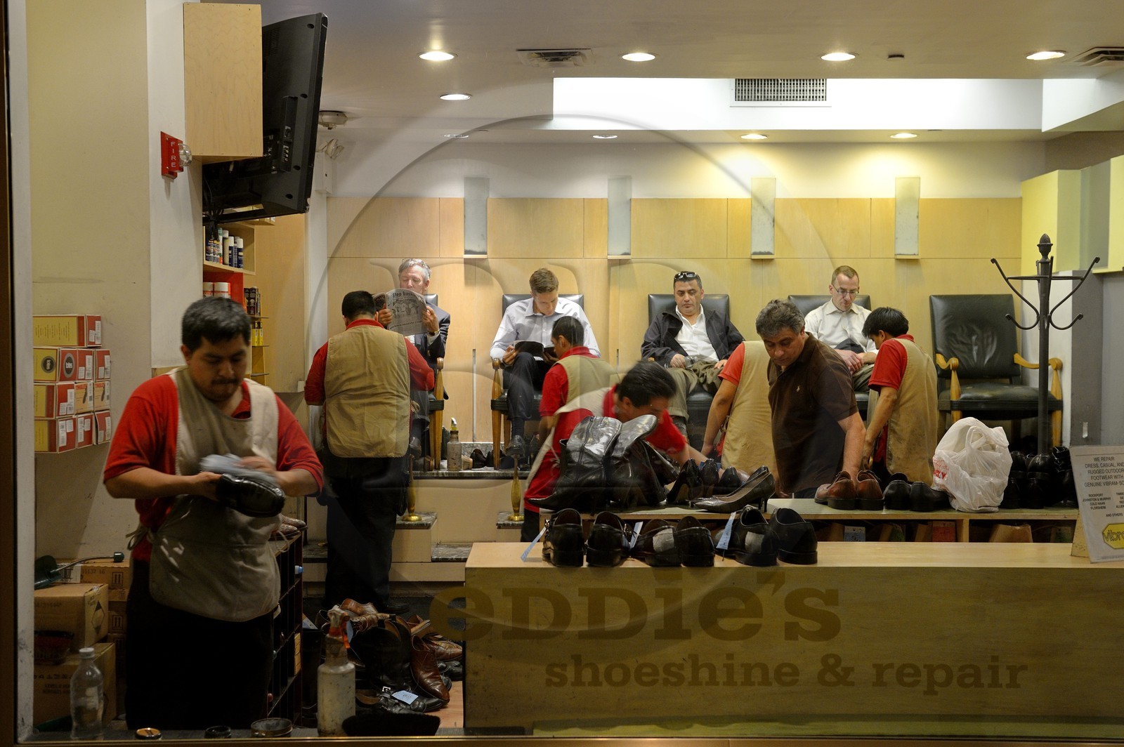 Etats-Unis, New York, Manhattan, Midtown, cireur de chaussures et cordonnier au sous-sol du Rockefeller Center