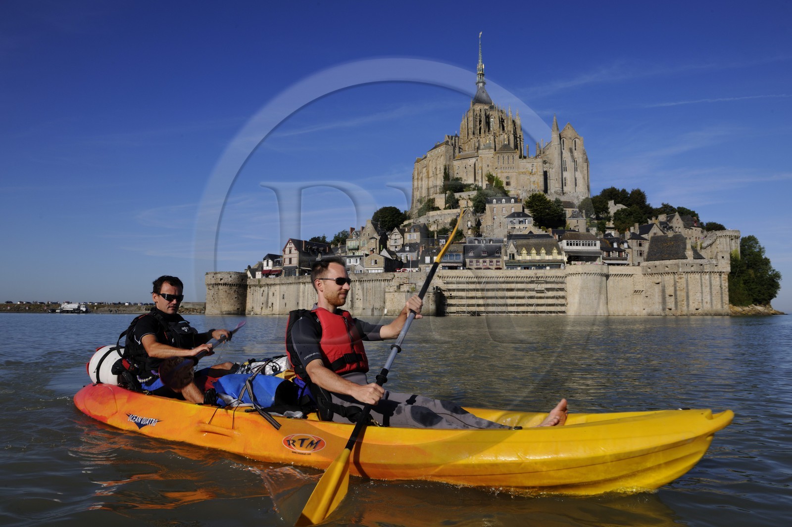 France, Manche (50), Mont-Saint-Michel côté Est à marée haute, classé Patrimoine Mondial de l'UNESCO, traversée de la Baie du Mont-Saint-Michel en kayak (www.seakayak-fr.com)