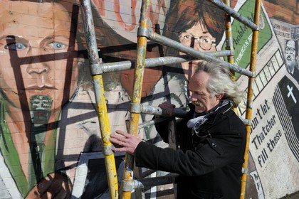 Royaume-Uni, Irlande du Nord, Belfast Ouest, le quartier catholique de Falls, International ou Solidarity Wall, peintures murales sur Falls Road, Danny Monaghan auteur des fresques