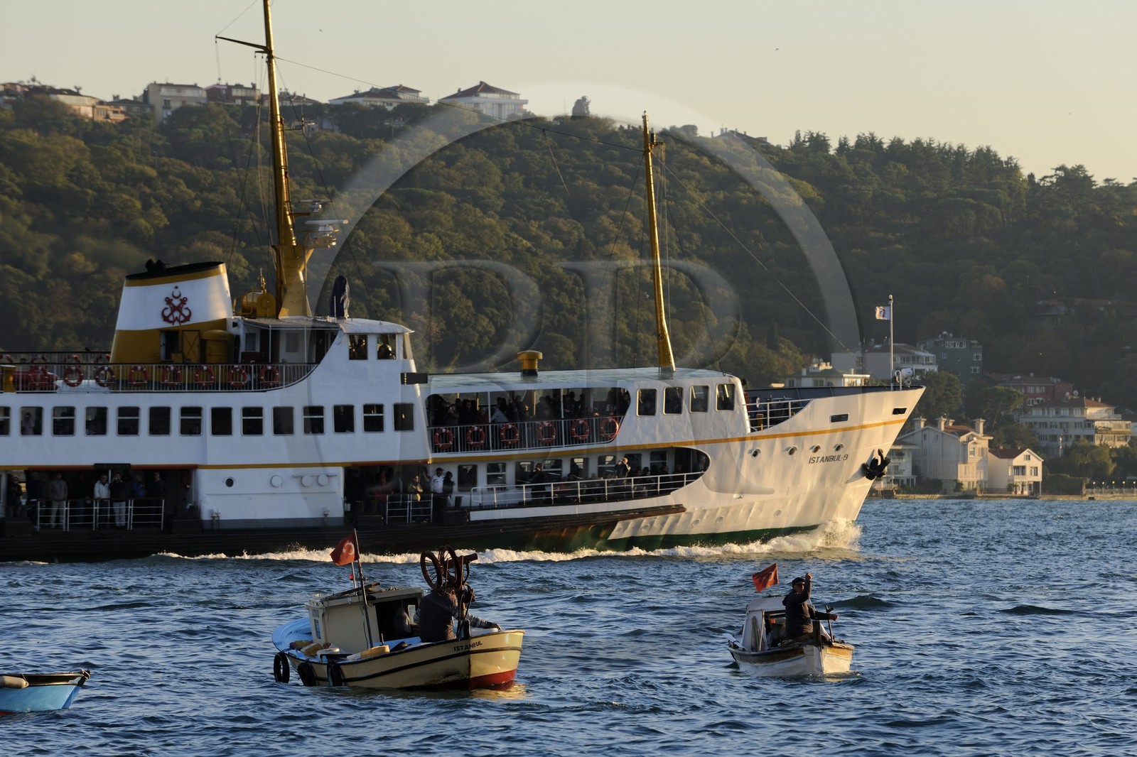 Turquie, Istanbul, bateaux de pêcheurs sur le Bosphore avec la Corne d'Or en arrière plan