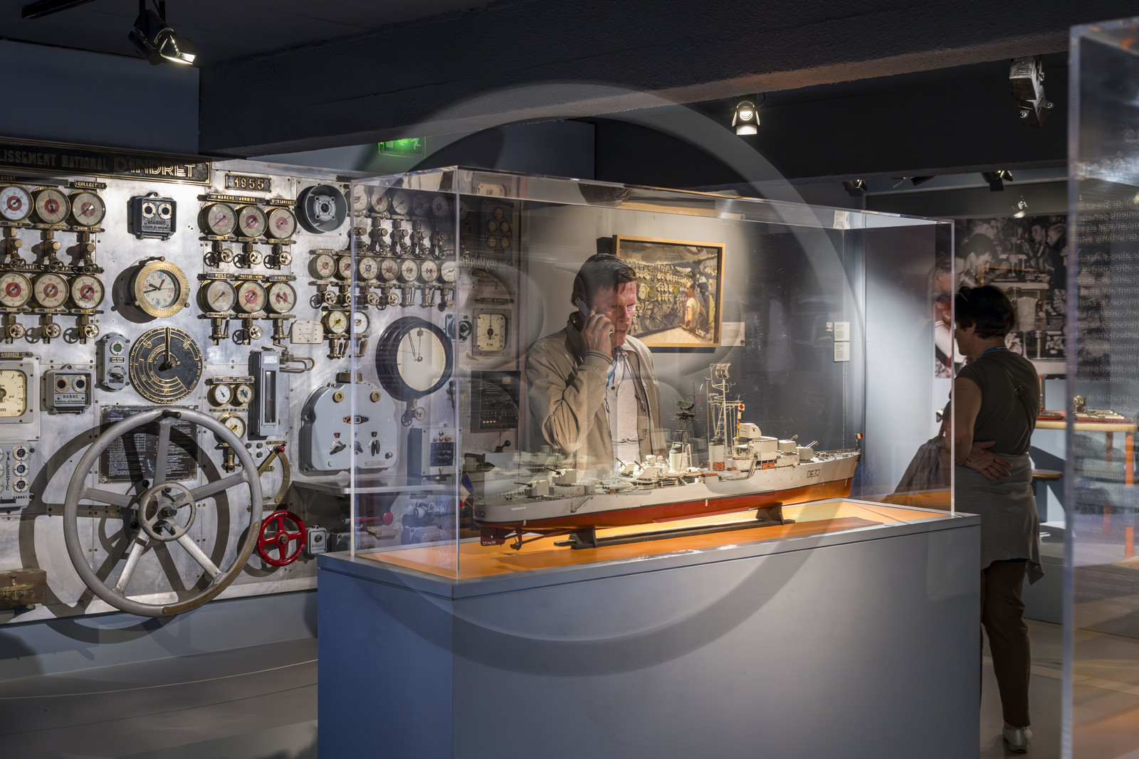 France, Finistère (29), Brest, le musée national de la Marine dans le château, maquette d'escorteur d'escadre, tableau de manœuvre de machine arrière de l’escorteur d’escadre Le Vauquelin en arrière plan