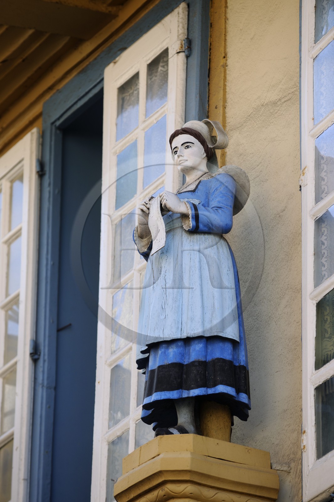 France, Finistère (29), Quimper, maison médiévale rue Kéréon, statue d'une bretonne