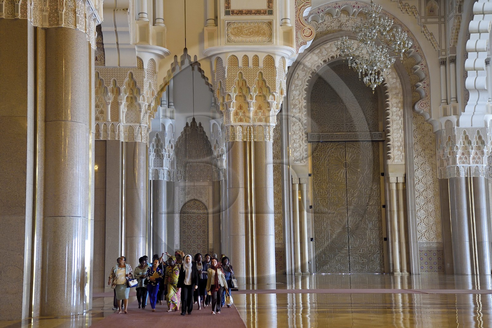 Maroc, Casablanca, Grande Mosquée Hassan II, la Porte Royale en arrière plan à droite